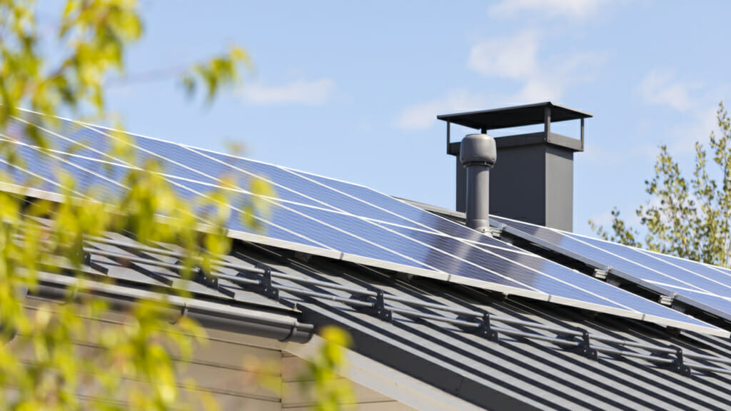 Aurinkopaneelit tuottamassa energiaa katolla